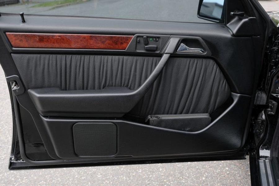 Детали интерьера Mercedes-Benz 500 E (W124) 1992 года  (фото 23 из 69)